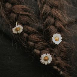 حواجب كثيفة وشنب خفيف